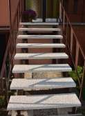 schodišťové samonosné nášlapy z vymývaného betonu