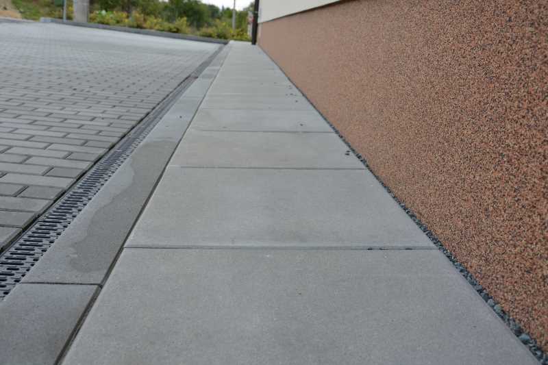 Okapový chodník z hladké betonové dlažby