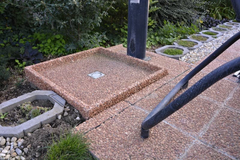 betonová sprchová vanička k bazénu s vymývaným povrchem CARPI