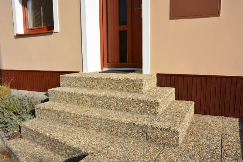 Obložení vstupního schodiště vymývanými schodišťovými prvky