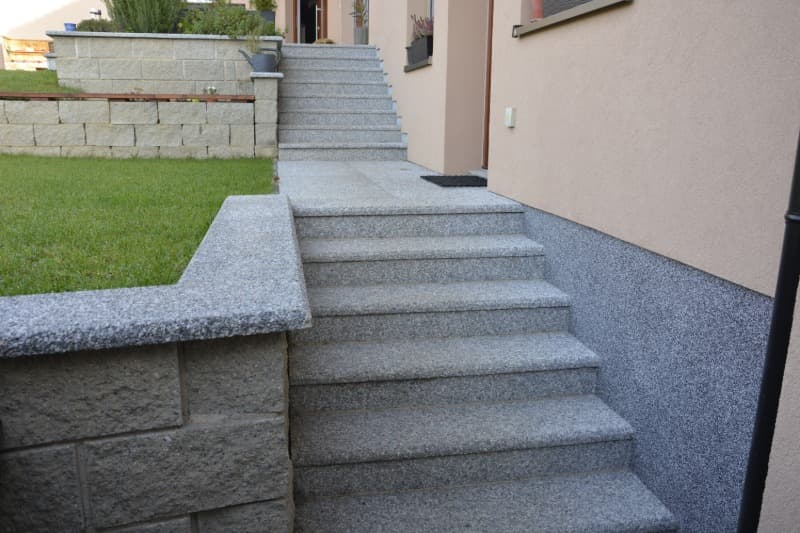 Schodiště obložené prvky z vymývaného betonu v povrchu oblázek