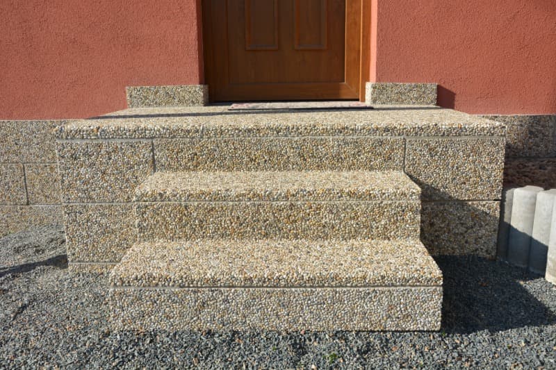 Schodiště obložené prvky z vymývaného betonu v povrchu oblázek