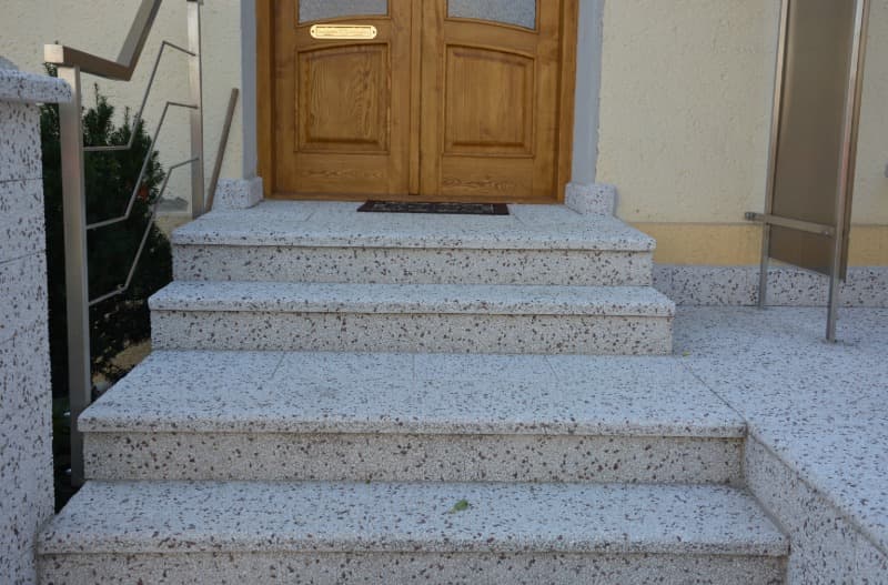 Vstupní schodiště obložené vymývanými prvky v povrchu FUEGO bílá