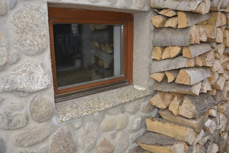 Betonový nášlap v povrchu vymývaný oblázek použitý jako parapetní deska