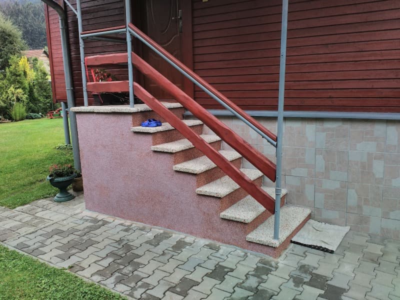 Schodiště obložené prvky z vymývaného betonu
