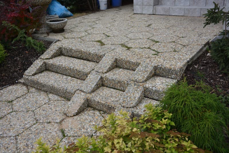 Betonový plný schod ve vymývaném povrchu