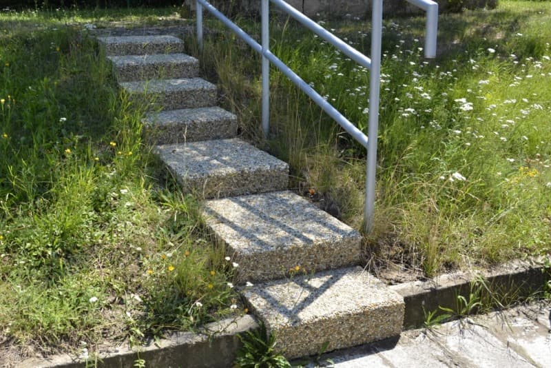 Betonový plný schod ve vymývaném povrchu oblázek