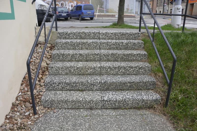 Betonový plný schod ve vymývaném povrchu ASO