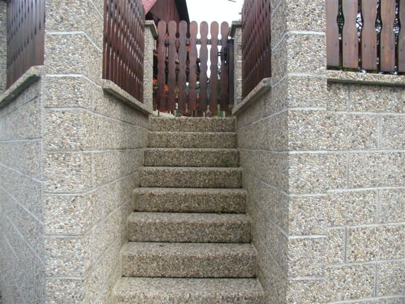 Betonový plný schod ve vymývaném povrchu