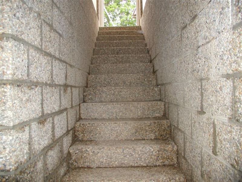 Betonový plný schod ve vymývaném povrchu