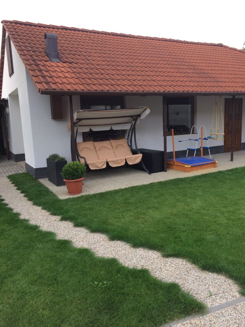 Betonové výseče ve vymývaném povrchu oblázek
