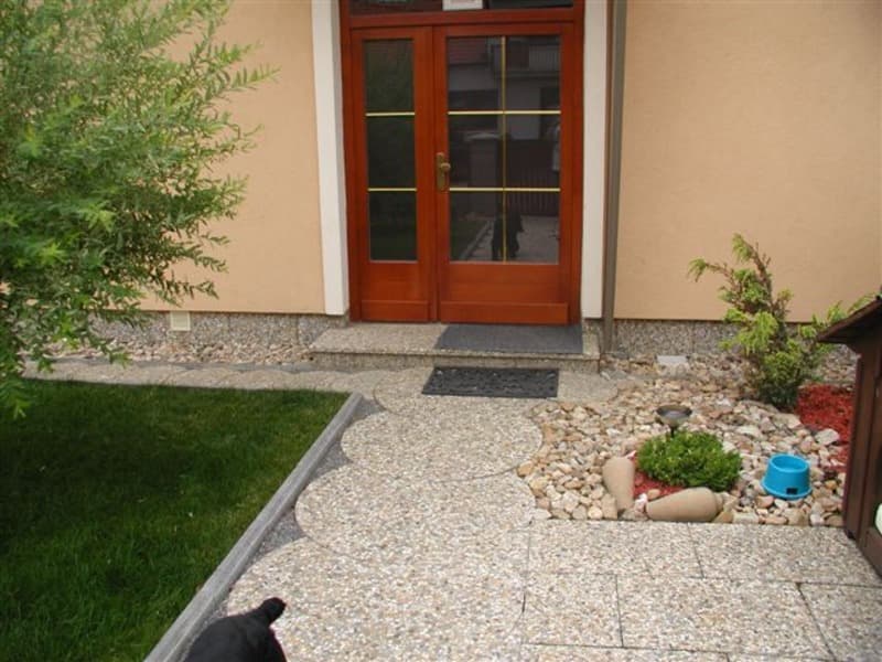 Hladký betonový obrubník