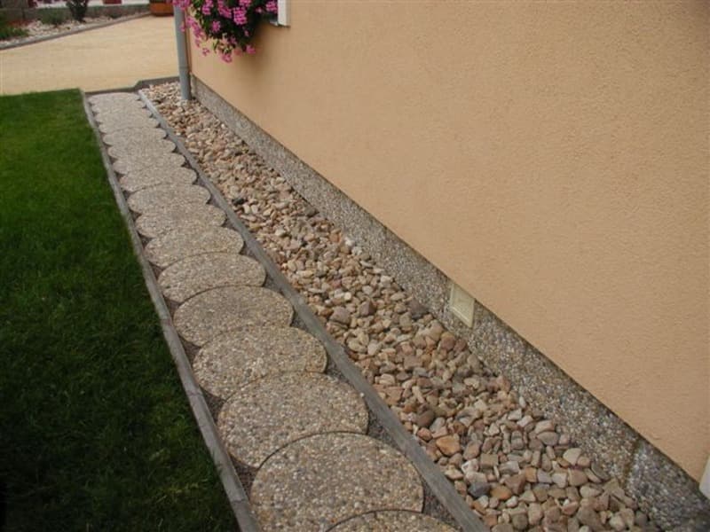 Hladký betonový obrubník
