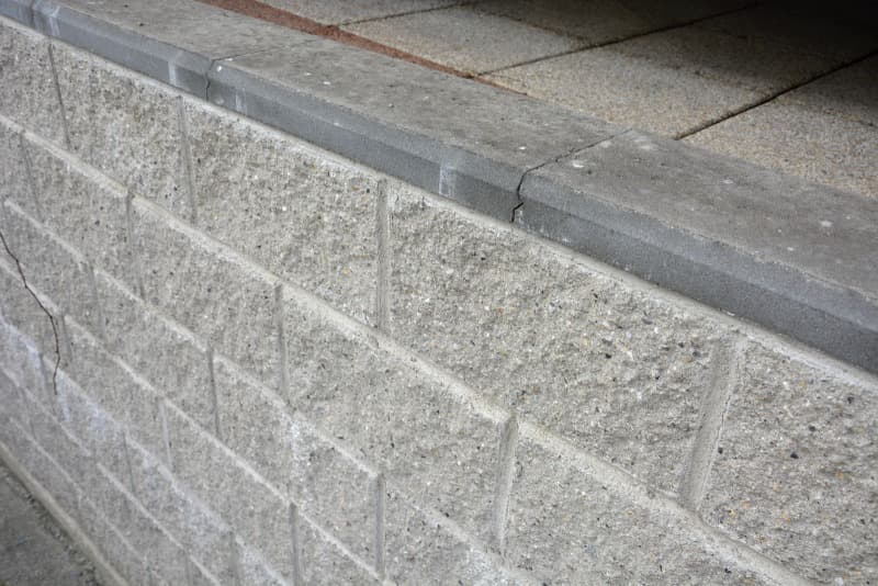 Hladký betonový obrubník jako stříška