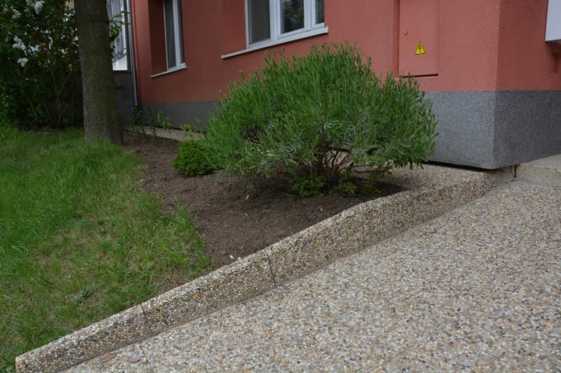 Vymývaný obrubník v povrchu oblázek