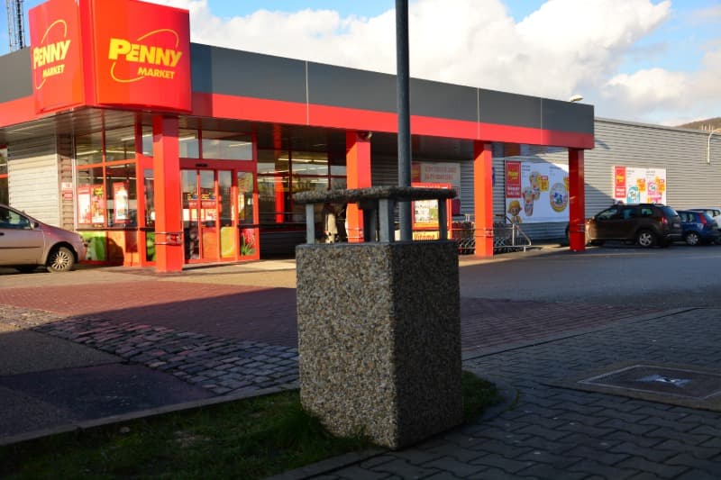 Betonový odpadkový koš HUGO se stříškou a popelníkem ve vymývaném povrchu oblázek