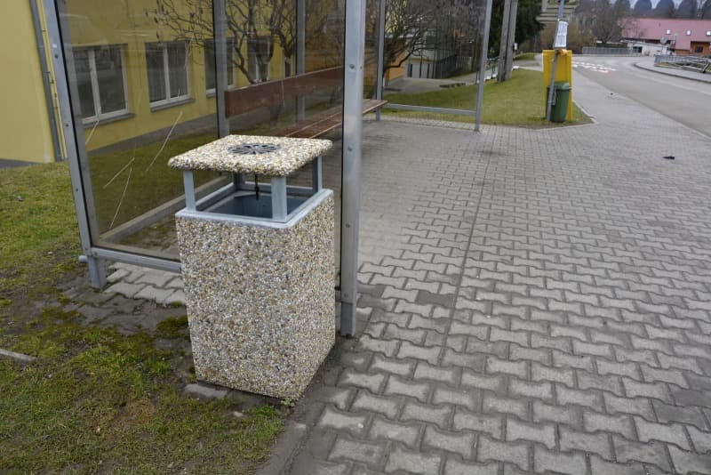 Betonový odpadkový koš HUGO se stříškou a popelníkem ve vymývaném povrchu oblázek