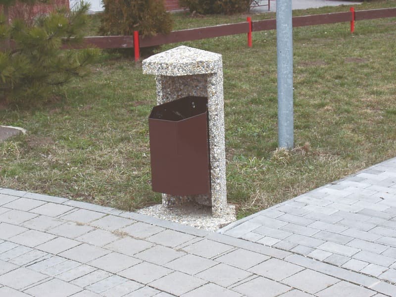Betonový odpadkový koš s podstavcem ve vymývaném povrchu oblázek