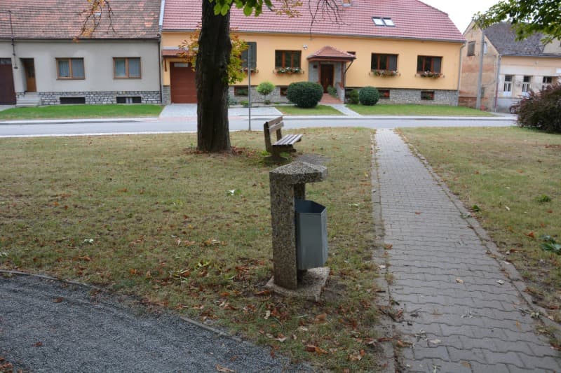 Betonový odpadkový koš s podstavcem ve vymývaném povrchu oblázek