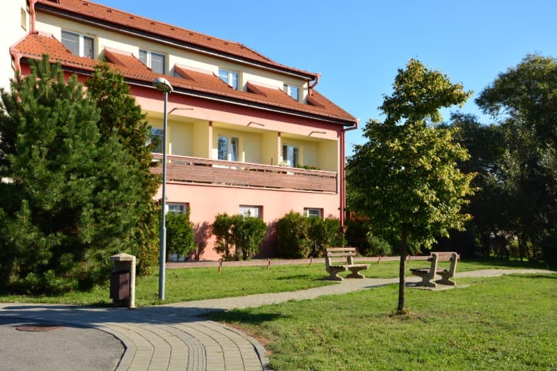 Betonový odpadkový koš s podstavcem ve vymývaném povrchu oblázek