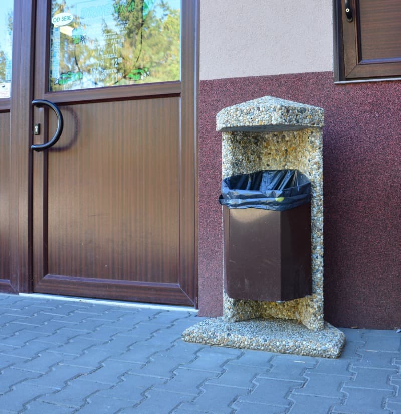 Betonový odpadkový koš s podstavcem ve vymývaném povrchu oblázek