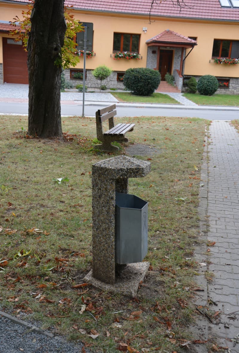 Betonový odpadkový koš s podstavcem ve vymývaném povrchu oblázek