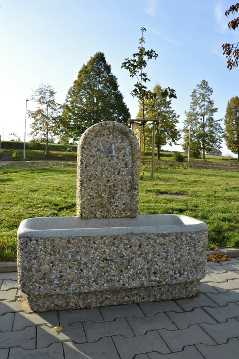 Betonová zahradní kašna ve vymývaném povrchu oblázek
