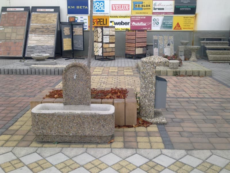 Betonová zahradní kašna ve vymývaném povrchu Tambora
