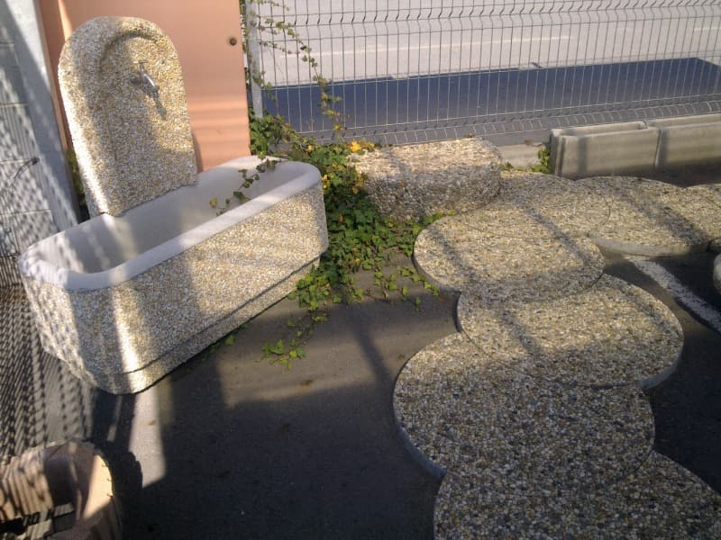 Betonová zahradní kašna ve vymývaném povrchu Kelut