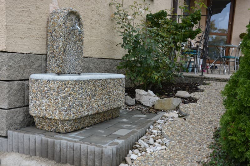 Betonová zahradní kašna ve vymývaném povrchu oblázek