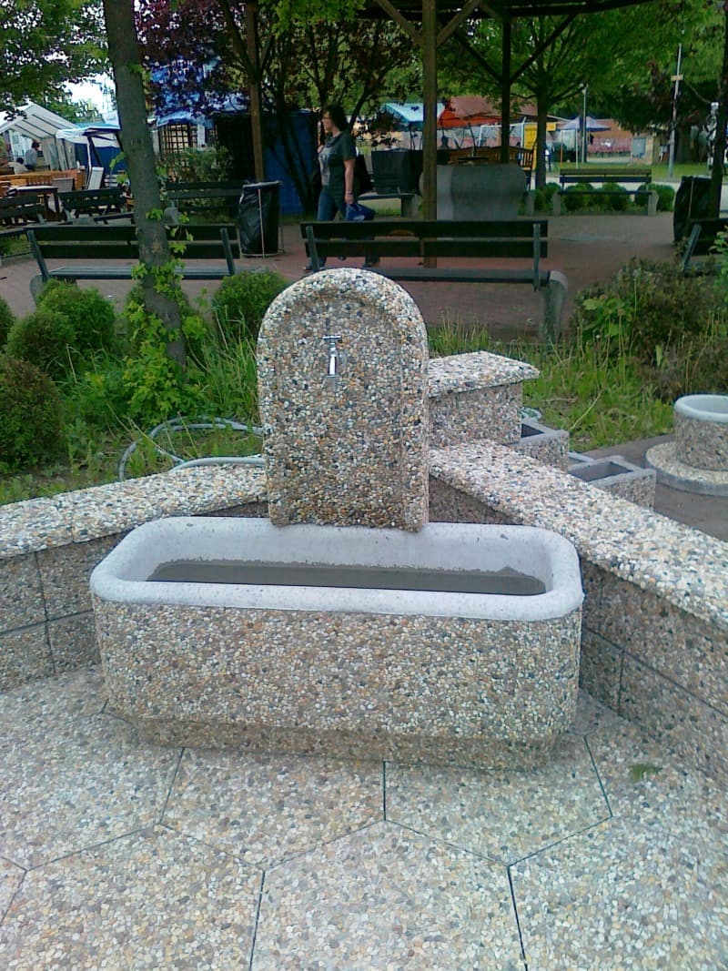 Betonová zahradní kašna ve vymývaném povrchu