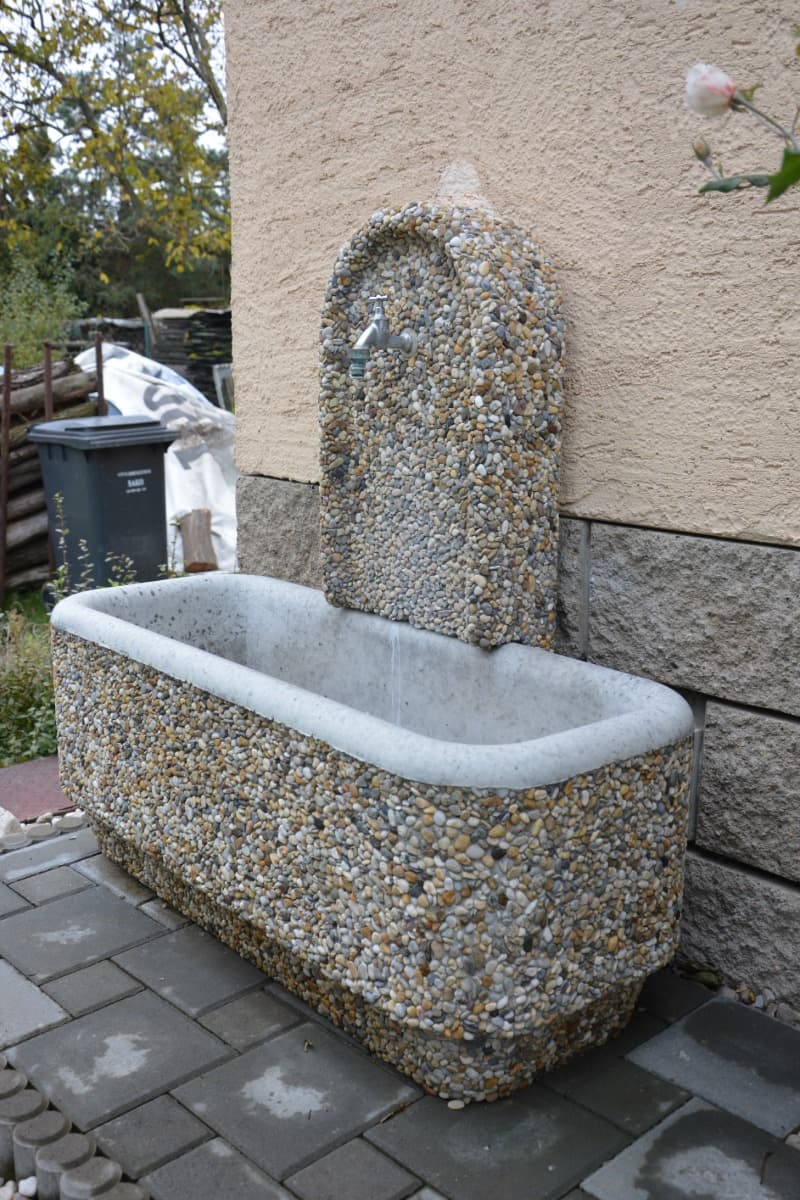 Betonová zahradní kašna ve vymývaném povrchu oblázek