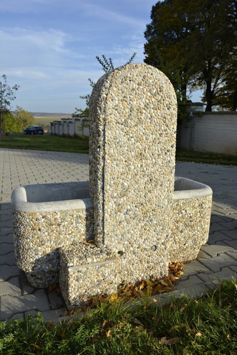 Betonová zahradní kašna ve vymývaném povrchu oblázek