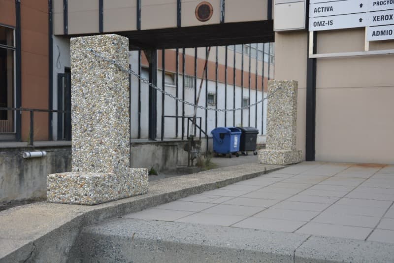 Betonová zábrana KOTVA ve vymývané povrchu oblázek