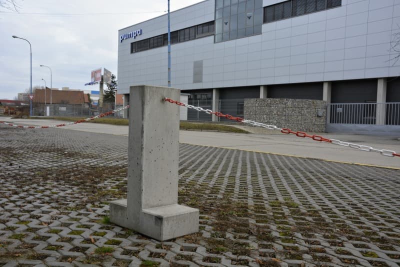 Betonová zábrana KOTVA v hladkém šedém povrchu
