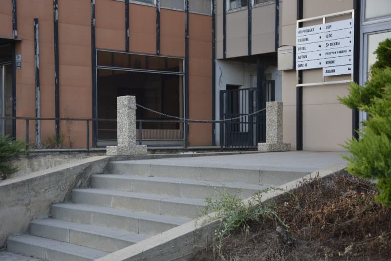 Betonová zábrana KOTVA ve vymývané povrchu oblázek