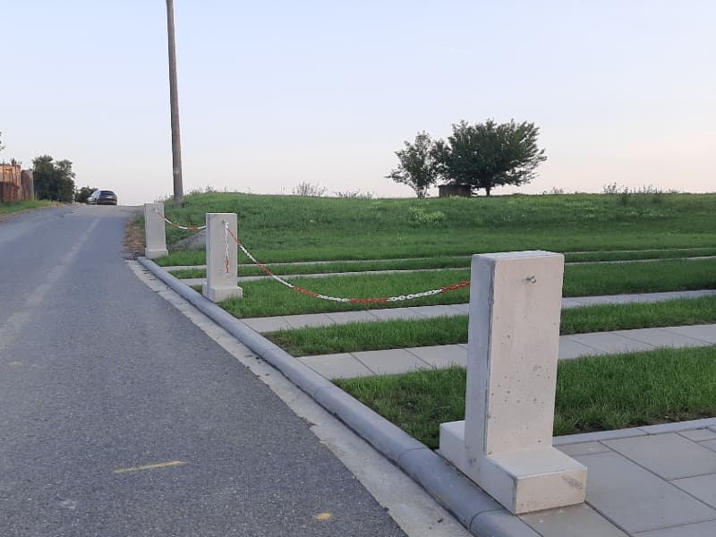 Betonová zábrana KOTVA v hladkém šedém povrchu