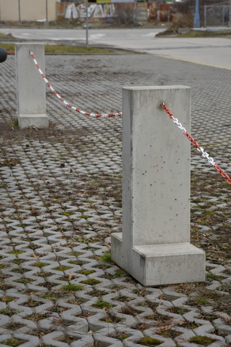 Betonová zábrana KOTVA v hladkém šedém povrchu