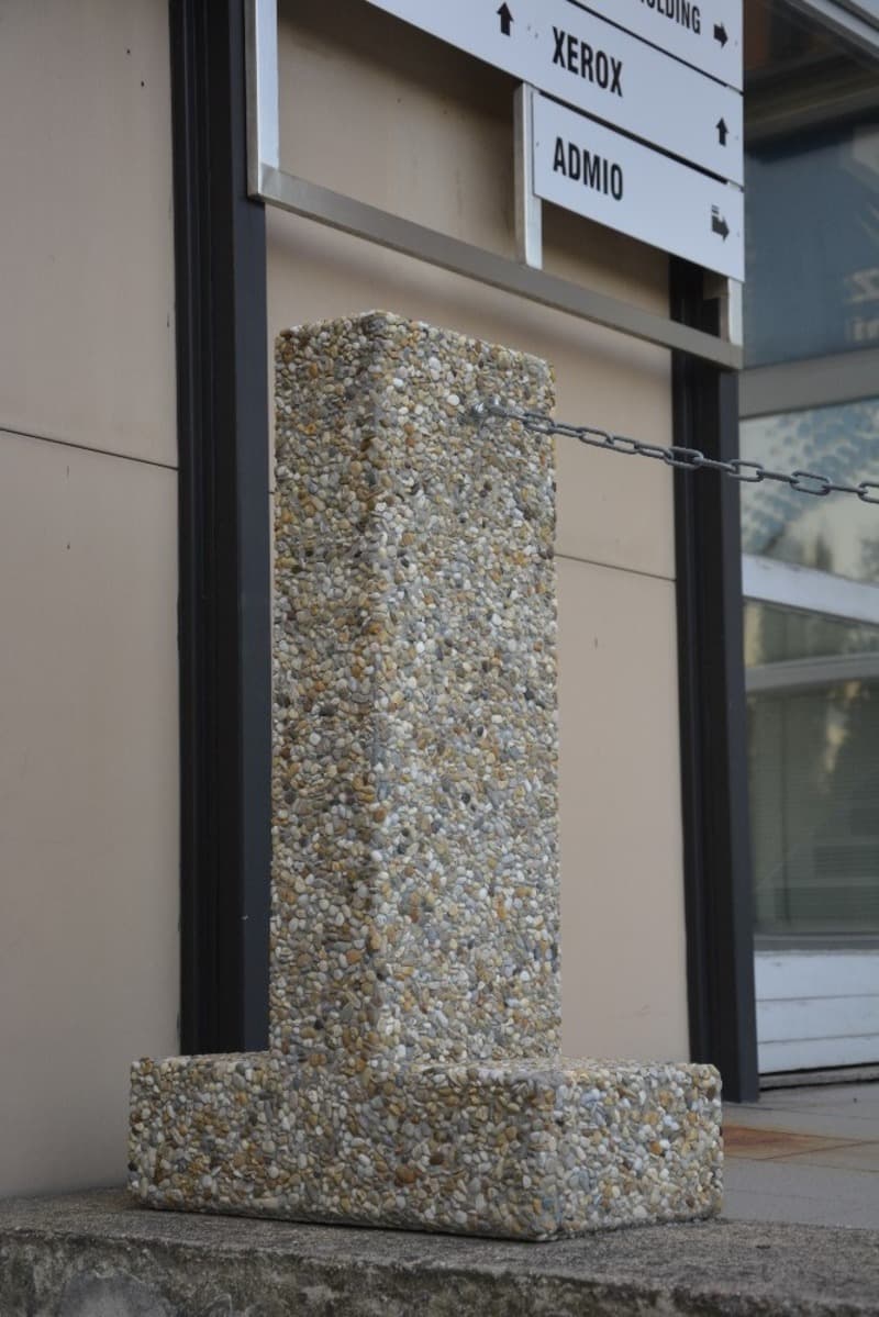 Betonová zábrana KOTVA ve vymývané povrchu oblázek