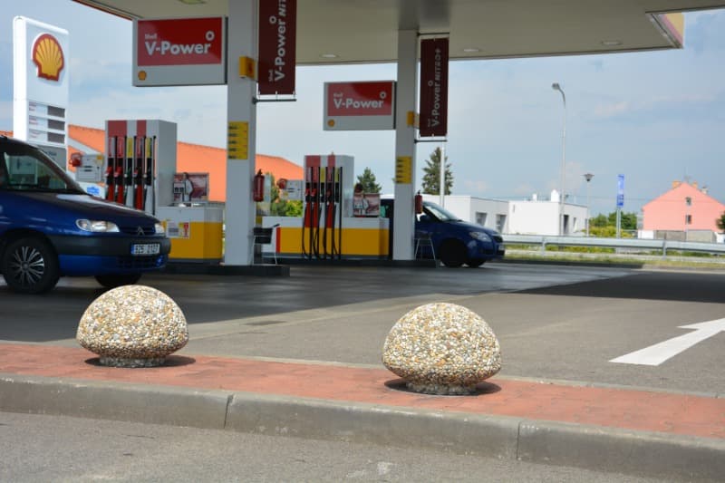Betonová zábrana KOULE ve vymývané povrchu oblázek