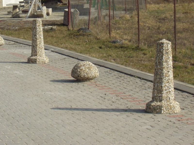 Betonová zábrana KOULE a OSMIHRAN ve vymývané povrchu oblázek