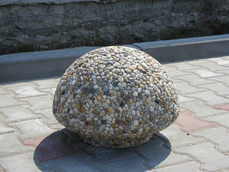 Betonová zábrana KOULE ve vymývané povrchu oblázek