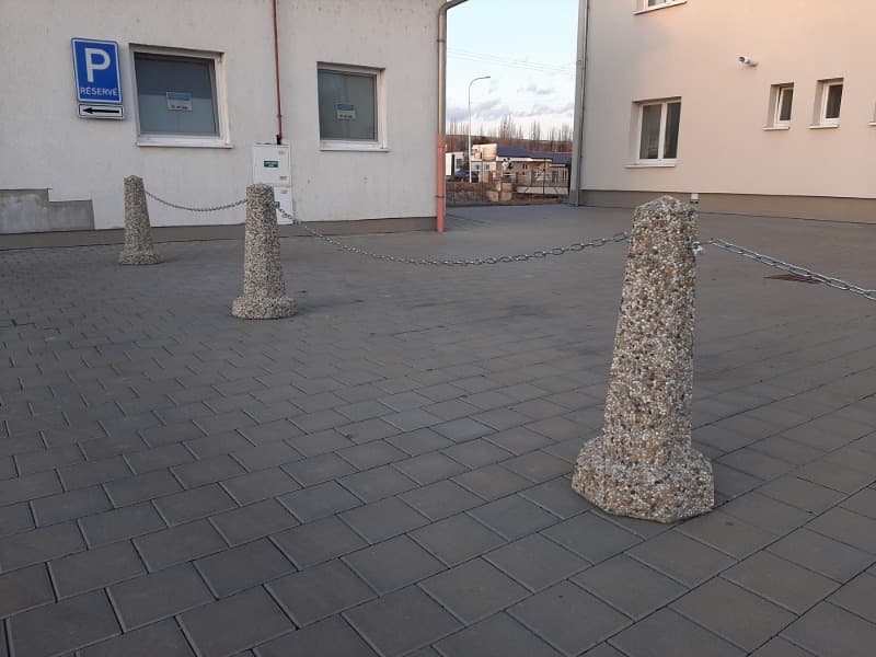 Betonová zábrana OSMIHRAN ve vymývané povrchu oblázek