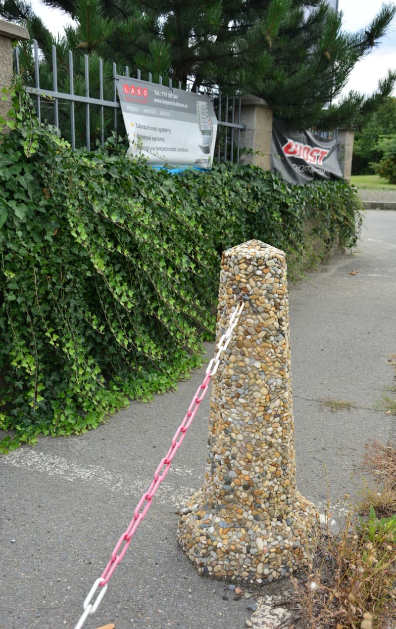 Betonová zábrana OSMIHRAN ve vymývané povrchu oblázek