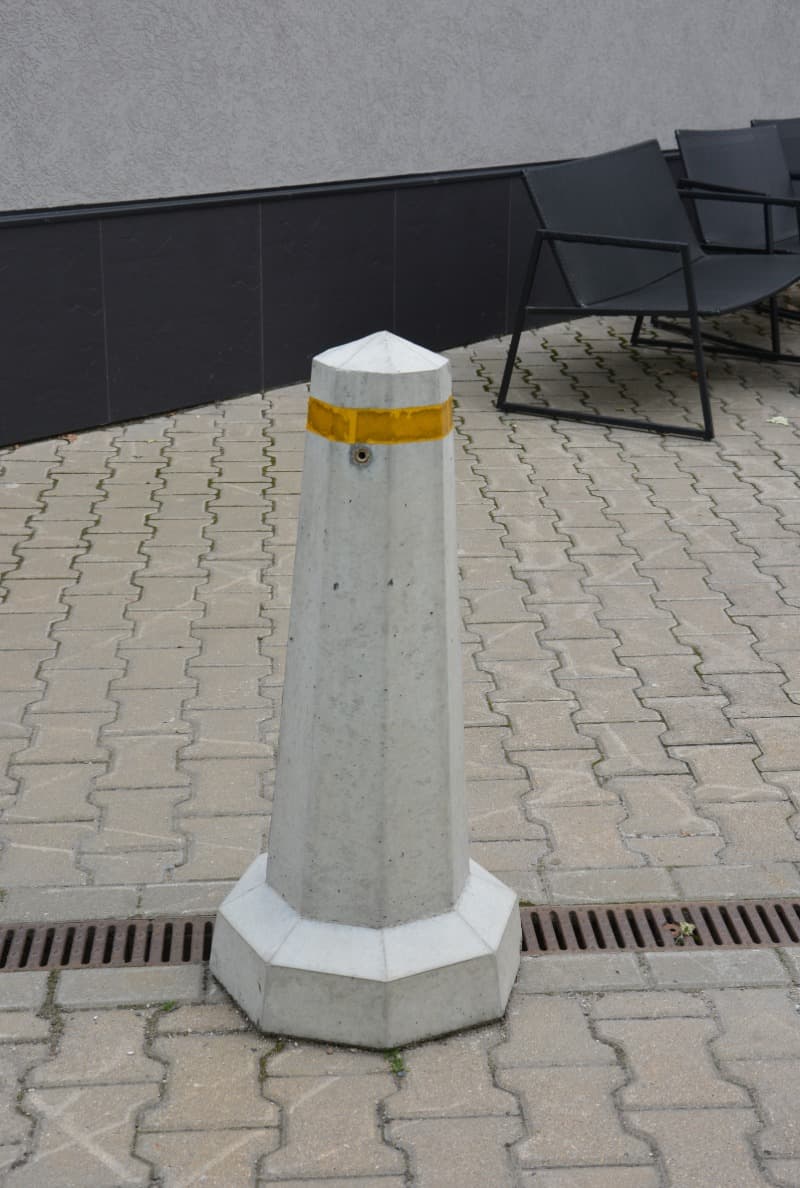 Betonová zábrana OSMIHRAN v hladkém šedém betonu