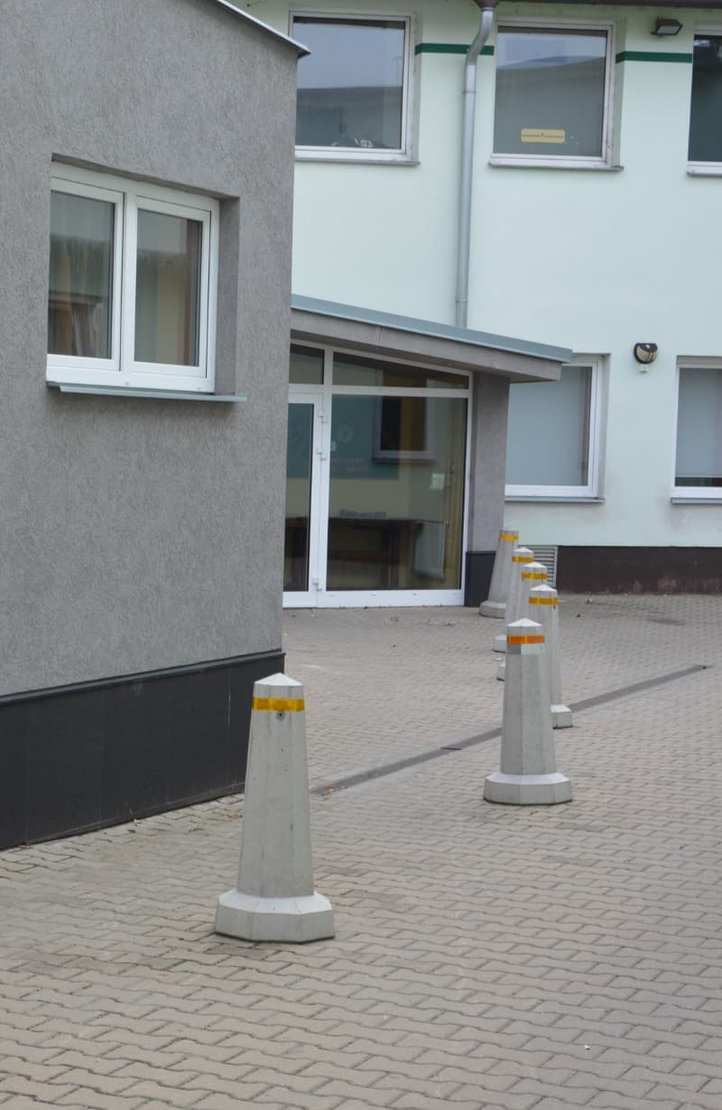 Betonová zábrana OSMIHRAN v hladkém šedém betonu