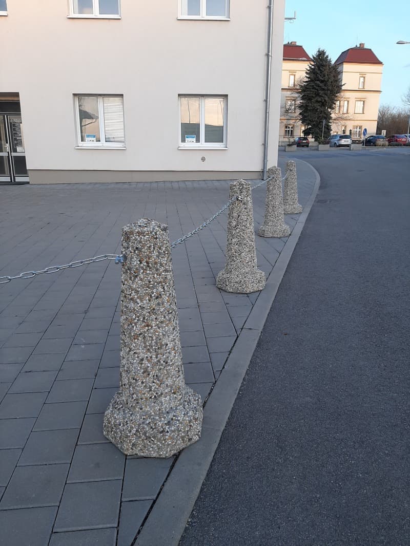 Betonová zábrana OSMIHRAN ve vymývané povrchu oblázek