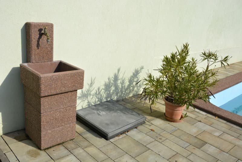 Betonové zahradní umyvadlo ve vymývaném povrchu Marrone hnědá