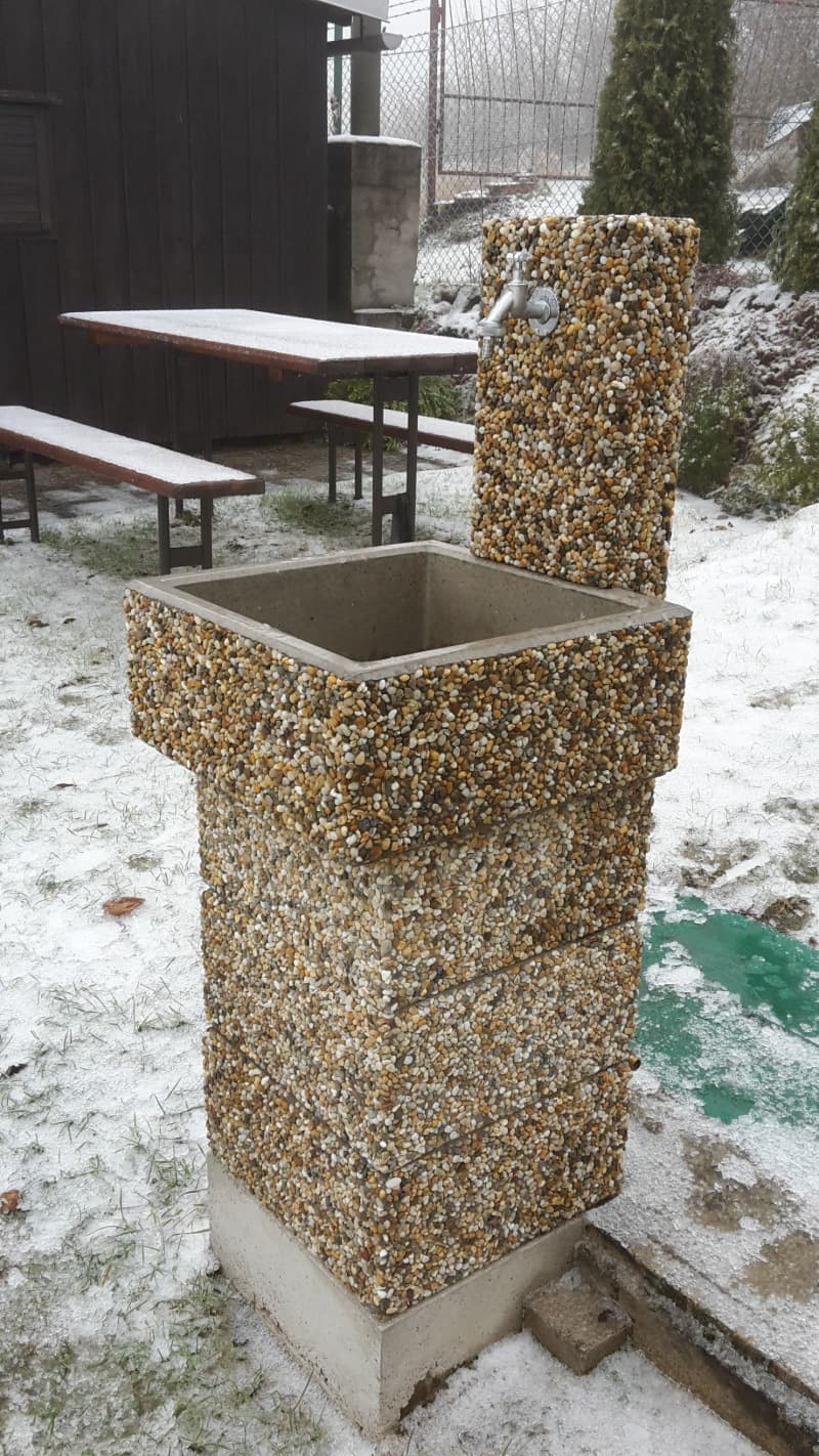 Betonové zahradní umyvadlo ve vymývaném povrchu oblázek