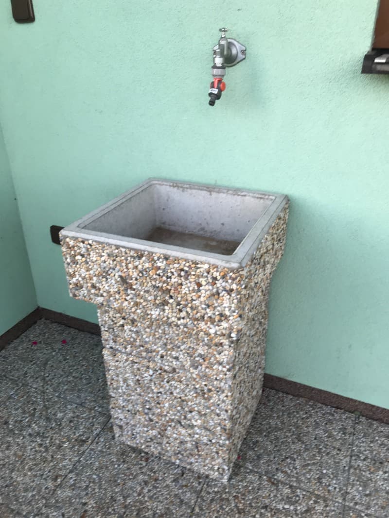Nekompletní betonové zahradní umyvadlo ve vymývaném povrchu oblázek
